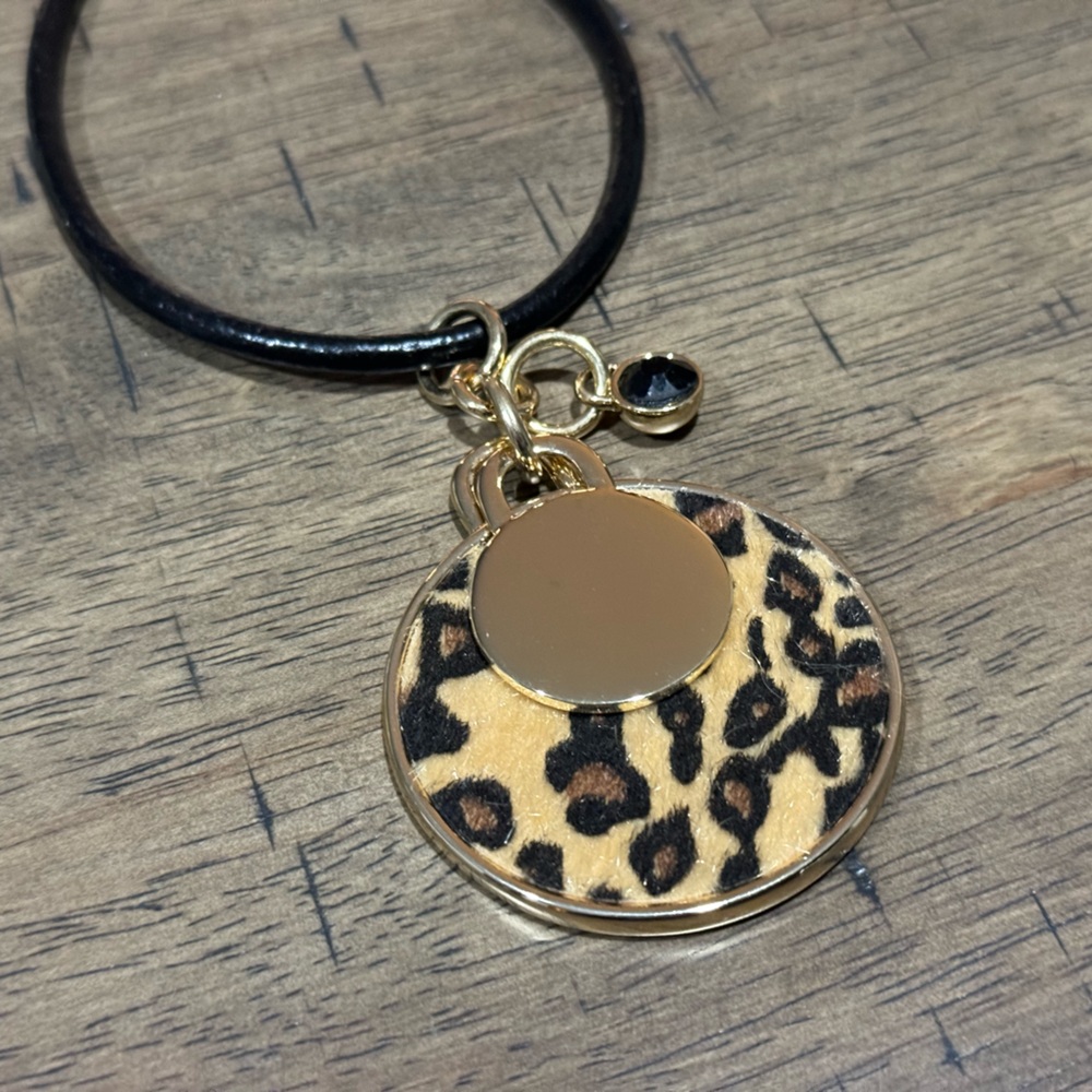 CHICO'S Cheetah Pendant 18" Necklace Gold Animal Print NEW - Picture 3 of 3